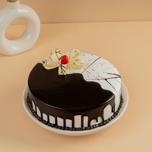 Flower Garnishing Choco Vanilla Cake
